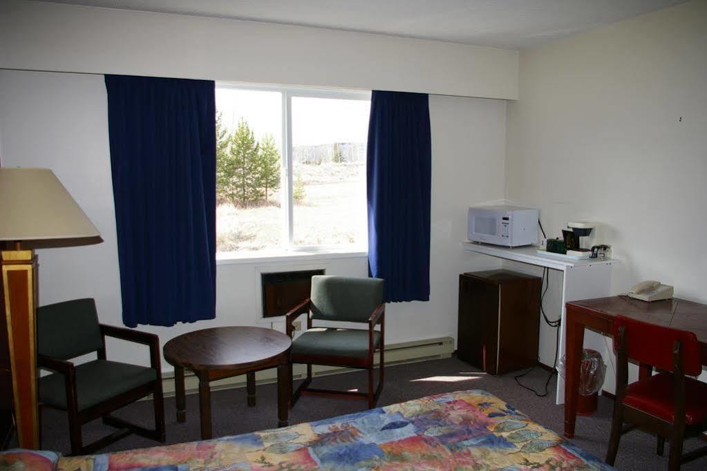 Imperial Motel 100 Mile House Exteriör bild